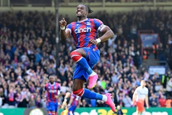 ลาซิโอ้เข้าร่วมการแข่งขันเปแอสเซ,ตาหมีล่าตัว Wilfried Zaha
